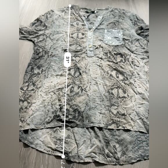 Cherish Made in Italy Gray Snakskin‎ Print Long Sleeve Quarter Button Top Size M - Picture 9 of 9